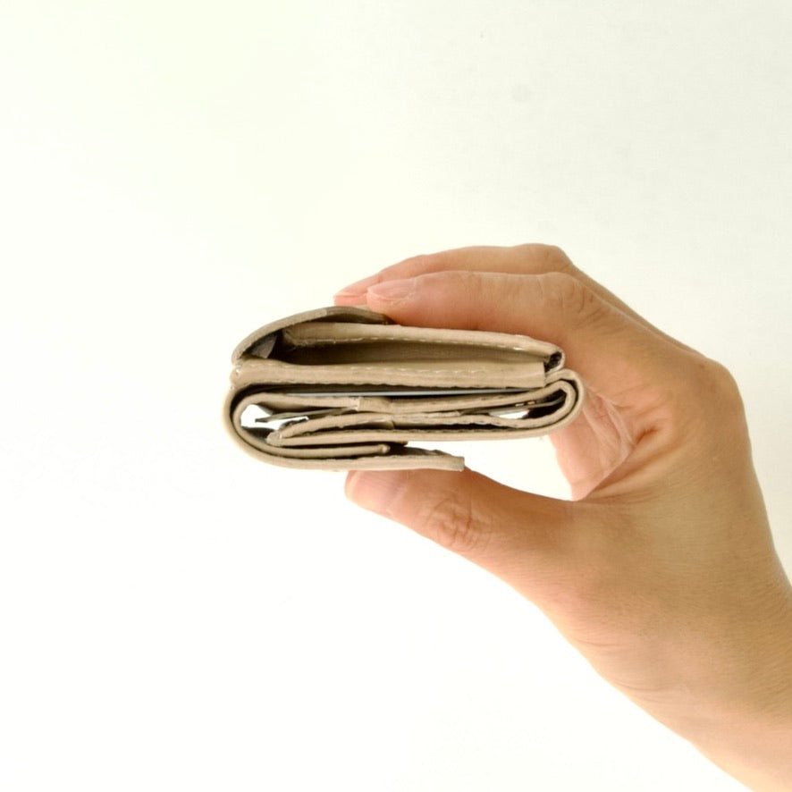 「ぐっとコンパクトで使いやすい」手のひらサイズ レター型三つ折り財布【leta-miniW】|ブラック