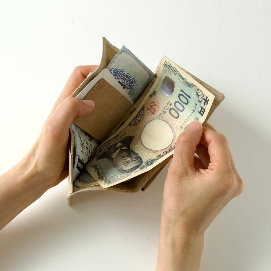 「ぐっとコンパクトで使いやすい」手のひらサイズ レター型三つ折り財布【leta-miniW】|ブラック