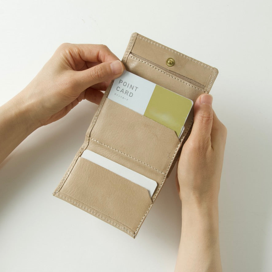 「ぐっとコンパクトで使いやすい」手のひらサイズ レター型三つ折り財布【leta-miniW】|ブラック