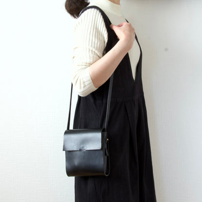 ミニショルダーバッグ 小さめスクエア型（メンズ・レディース）｜ Italy本革・レザー 超軽量！185gブラック【ShoulderB .The】