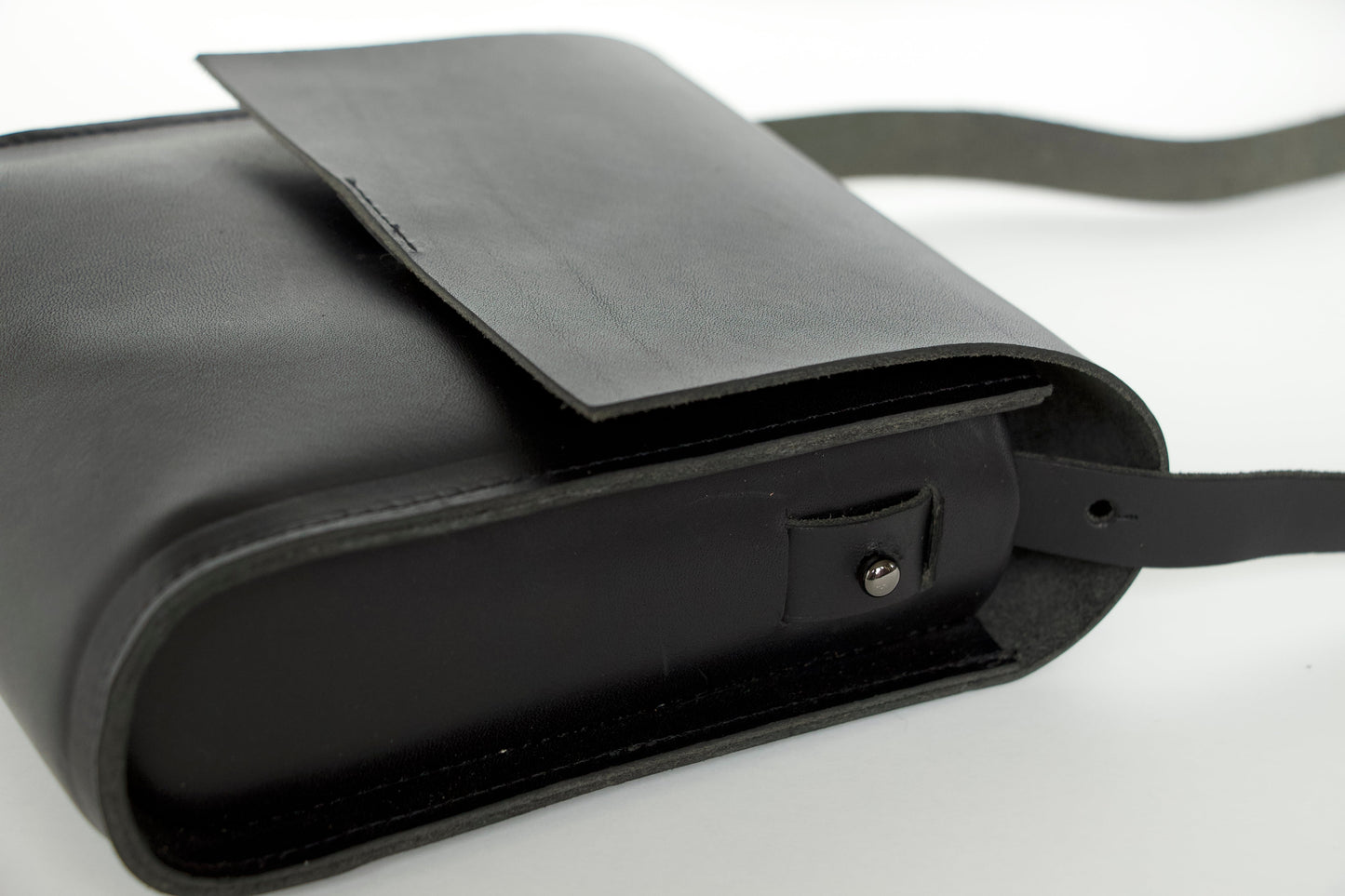 ミニショルダーバッグ 小さめスクエア型（メンズ・レディース）｜ Italy本革・レザー 超軽量！185gブラック【ShoulderB .The】