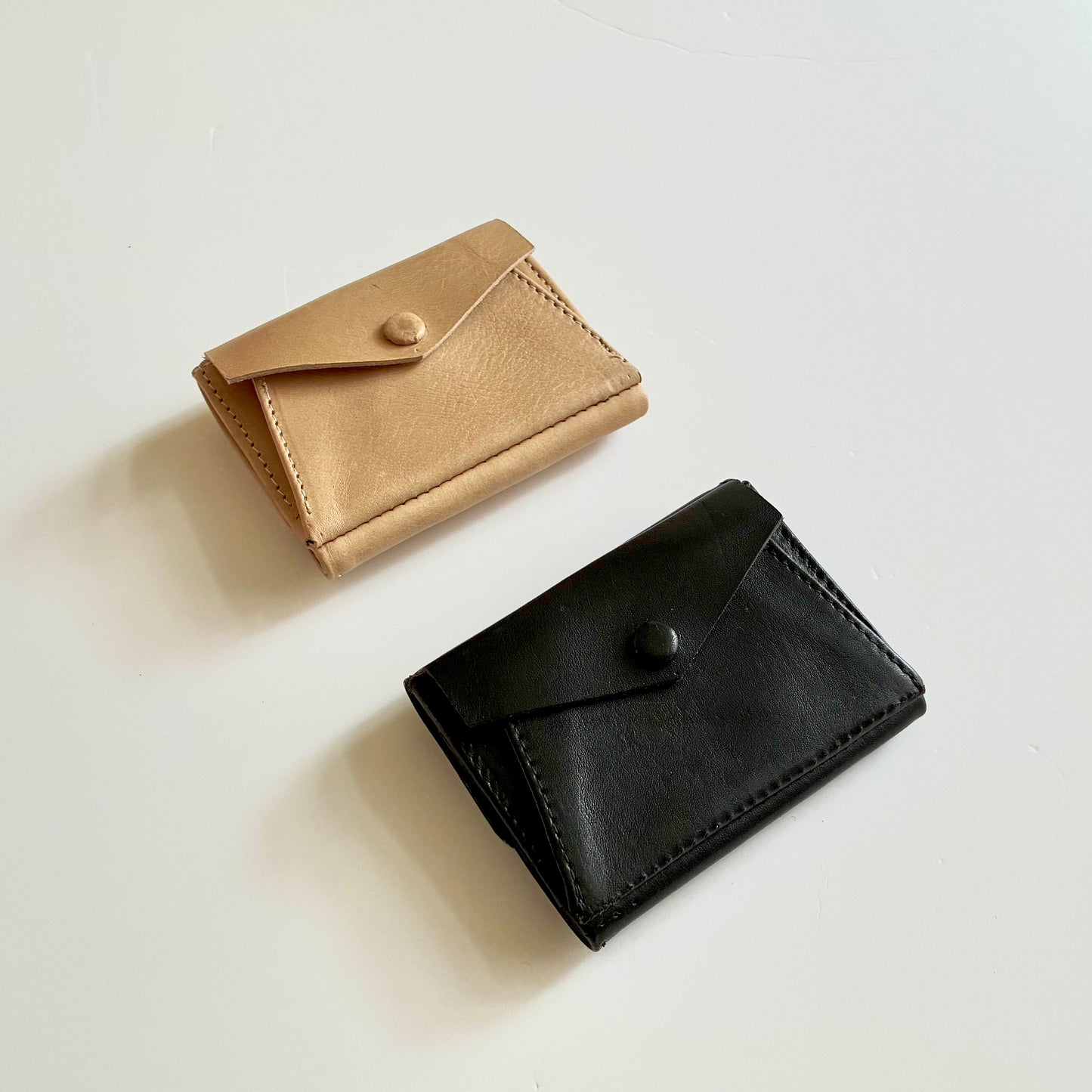 「ぐっとコンパクトで使いやすい」手のひらサイズ レター型三つ折り財布【leta-miniW】|ブラック