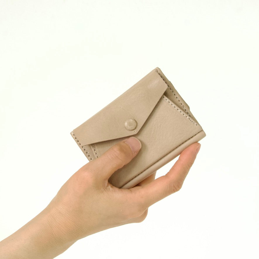 「ぐっとコンパクトで使いやすい」手のひらサイズ レター型三つ折り財布【leta-miniW】|ブラック