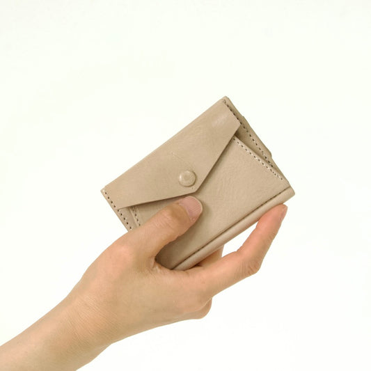 「ぐっとコンパクトで使いやすい」手のひらサイズ レター型三つ折り財布【leta-miniW】|　ベージュ