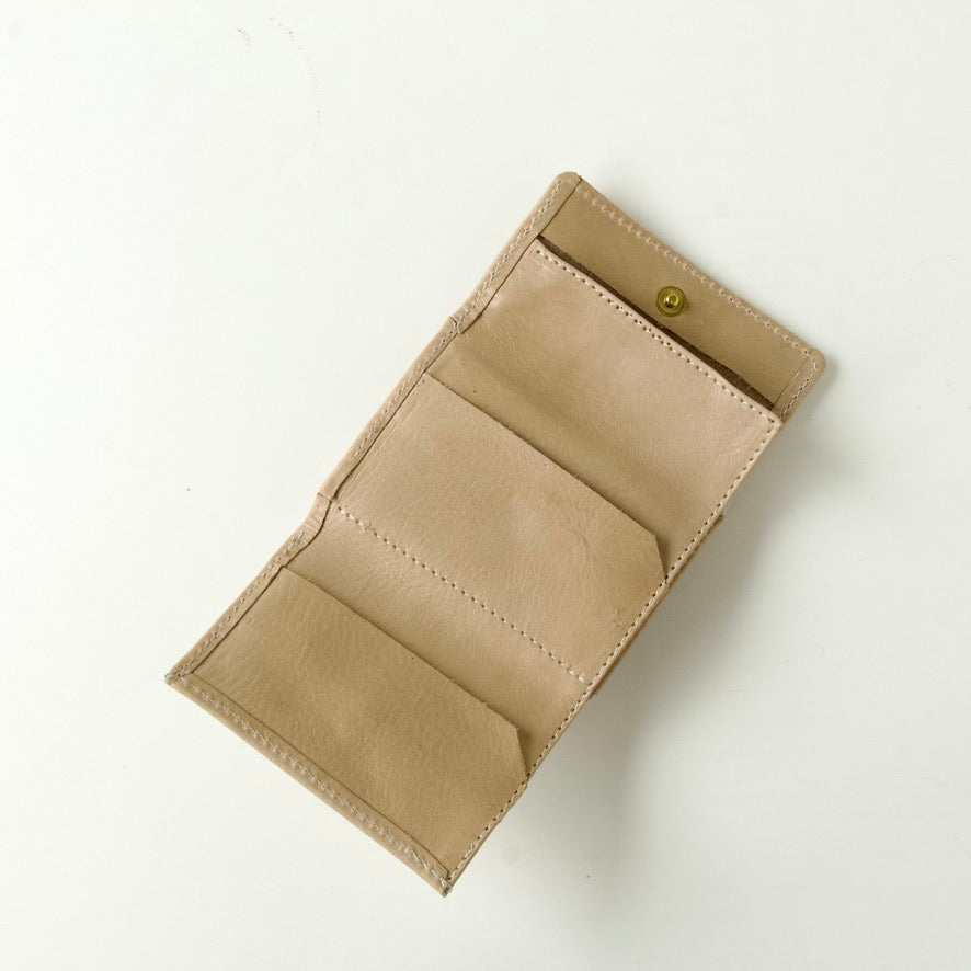 「ぐっとコンパクトで使いやすい」手のひらサイズ レター型三つ折り財布【leta-miniW】|ブラック