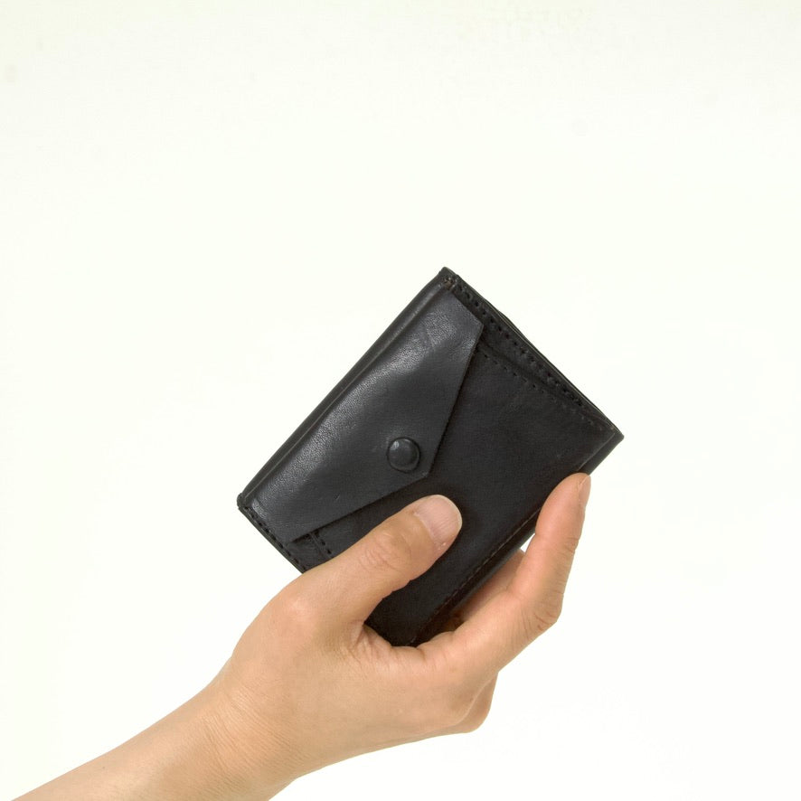 「ぐっとコンパクトで使いやすい」手のひらサイズ レター型三つ折り財布【leta-miniW】|ブラック