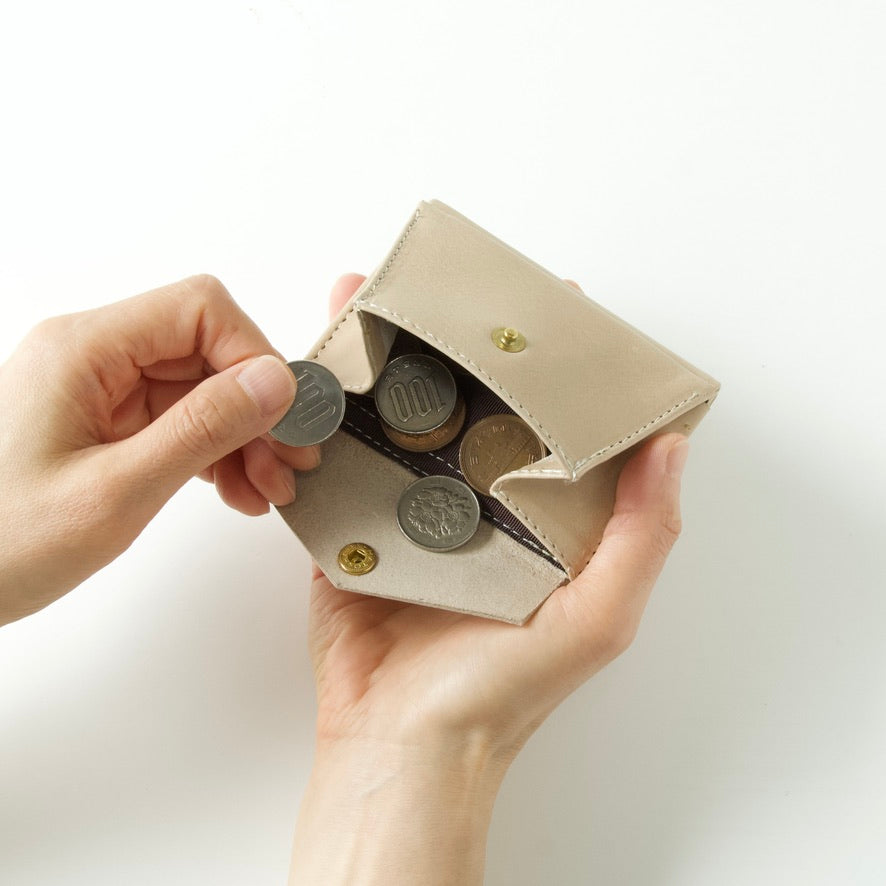 「ぐっとコンパクトで使いやすい」手のひらサイズ レター型三つ折り財布【leta-miniW】|ブラック