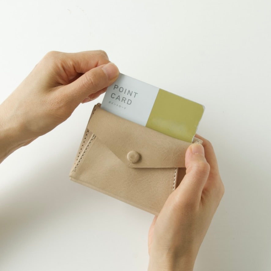 「ぐっとコンパクトで使いやすい」手のひらサイズ レター型三つ折り財布【leta-miniW】|ブラック