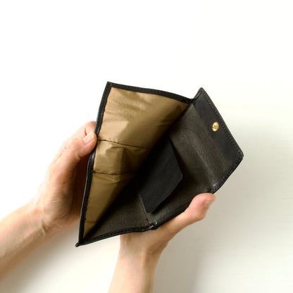 「ぐっとコンパクトで使いやすい」手のひらサイズ レター型三つ折り財布【leta-miniW】|ブラック