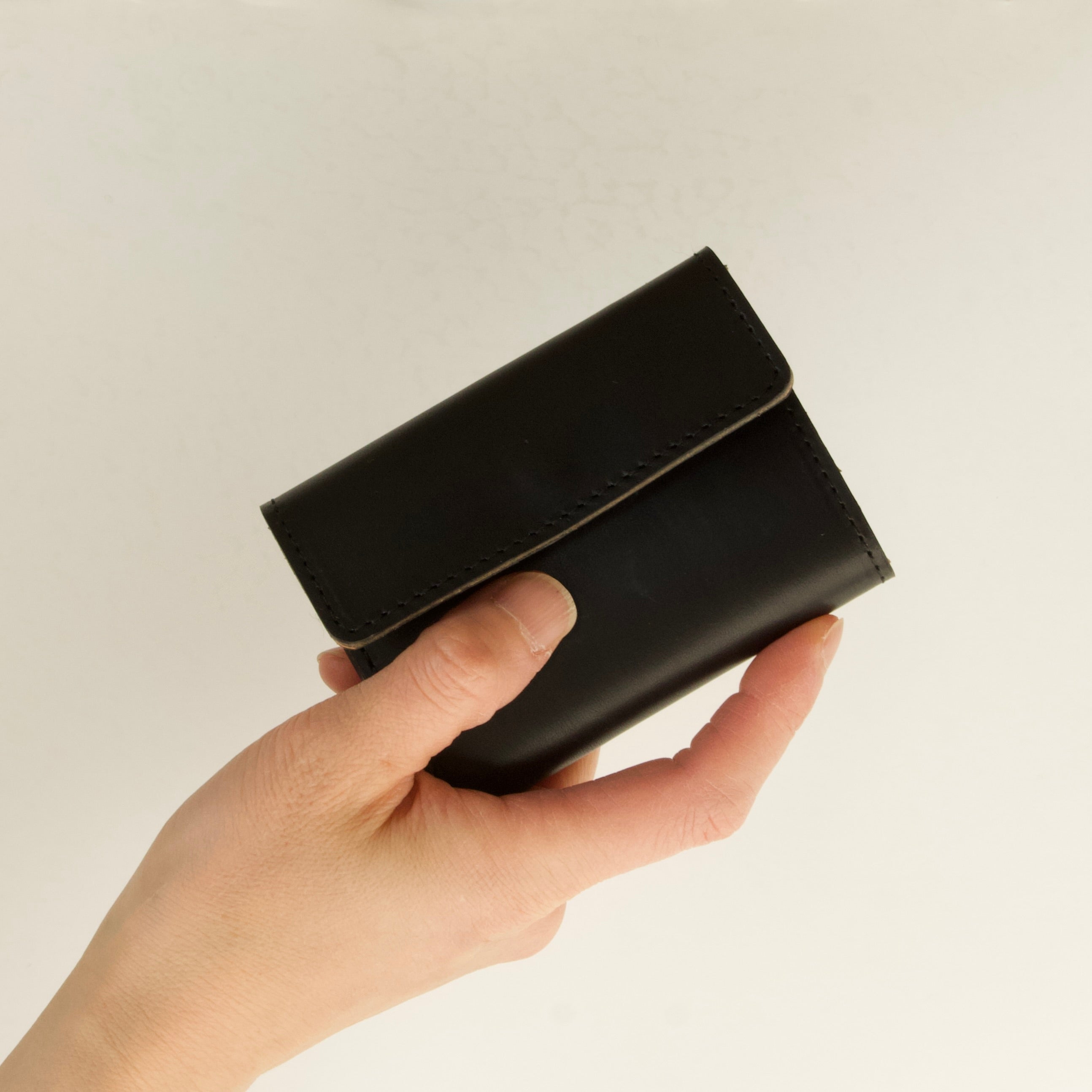 小さいカードサイズのコンパクトな三つ折り財布（お札折らない