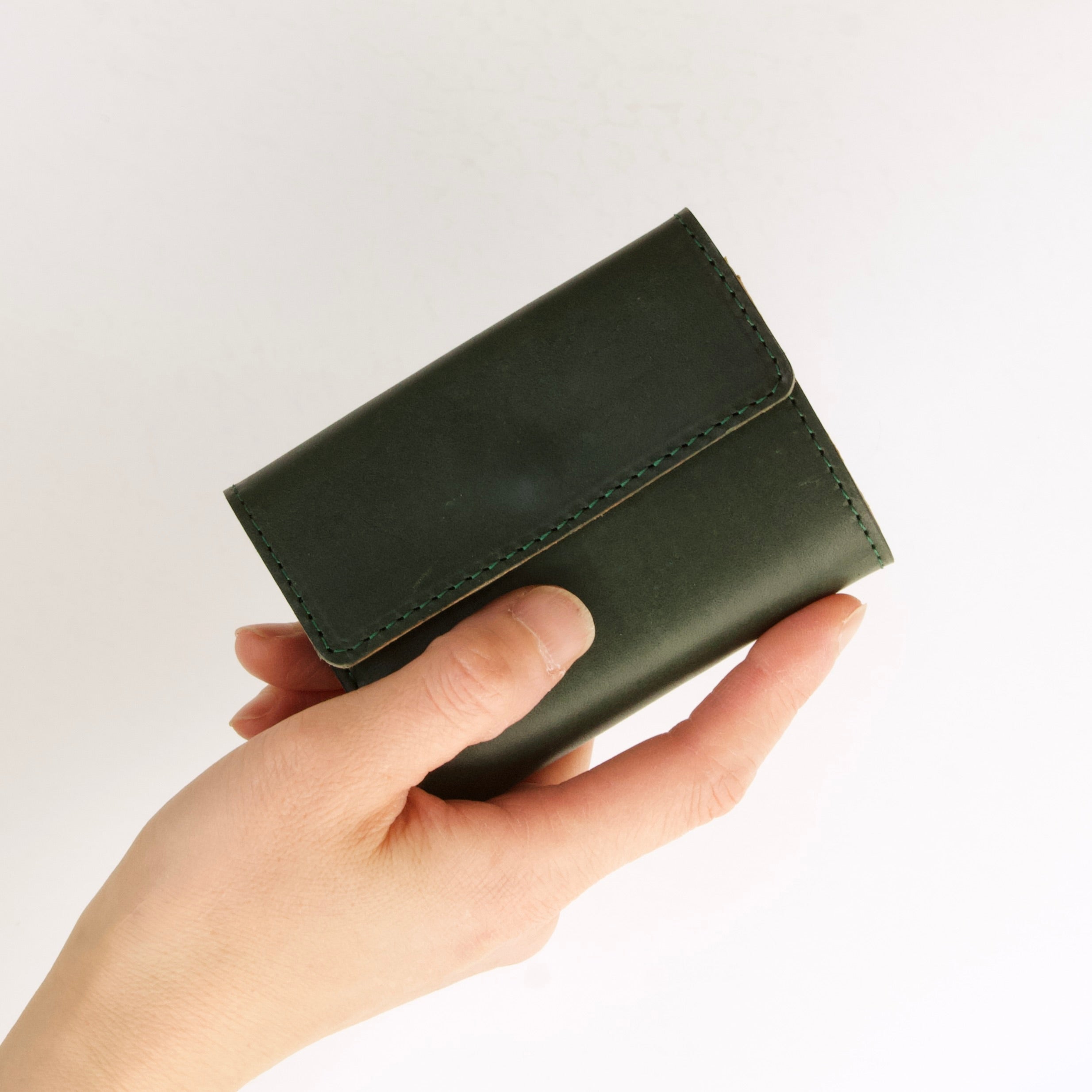 小さいカードサイズのコンパクトな三つ折り財布（お札折らない