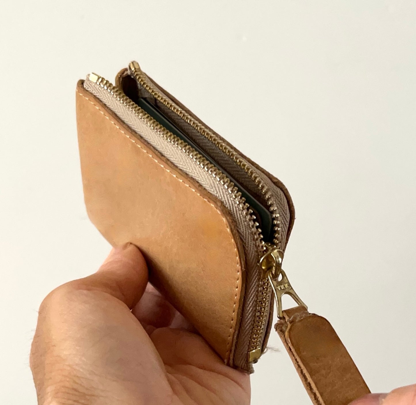 「身軽な毎日」を叶える極小カードサイズL字ファスナー財布 | ブラック