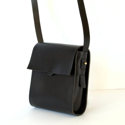 ミニショルダーバッグ 小さめスクエア型（メンズ・レディース）｜ Italy本革・レザー 超軽量！185gブラック【ShoulderB .The】